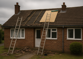 Roofer jailed for ignoring safety regulations and abusing inspector